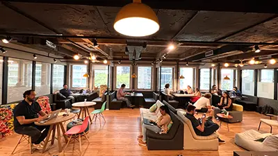 Mesas rotativas em área de coworking – Hot Desk