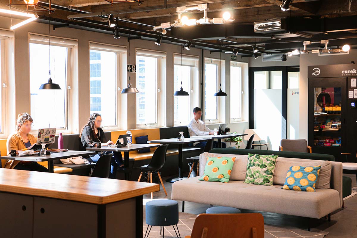 Mesas rotativas em área de coworking – Hot Desk