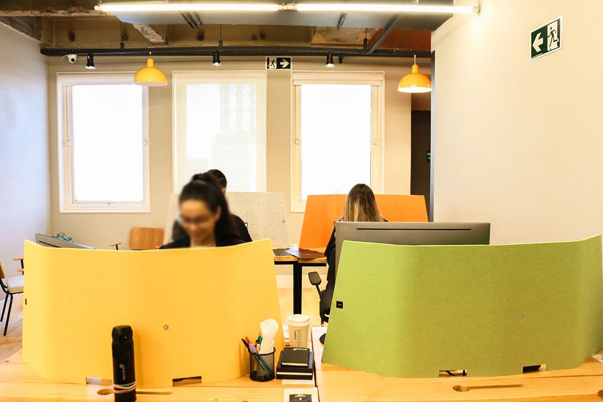 Mesa fixa com locker – Mesa Dedicada